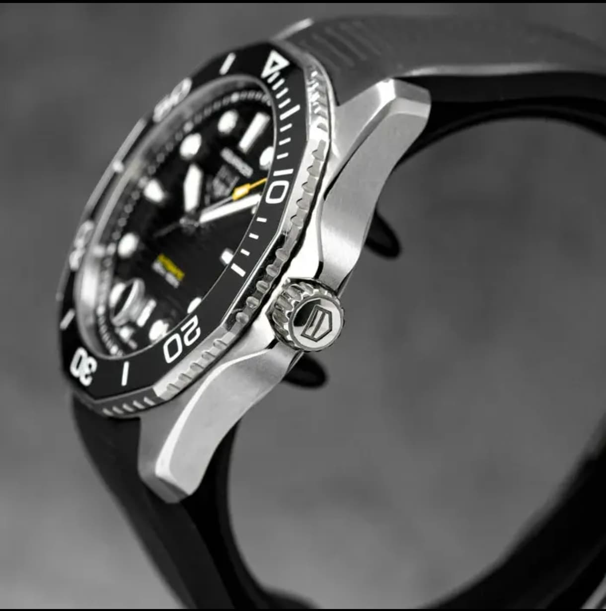 Gambar dari TAG Heuer Aquaracer WBP201A.FT6197 Automatic Black Dial Rubber Strap