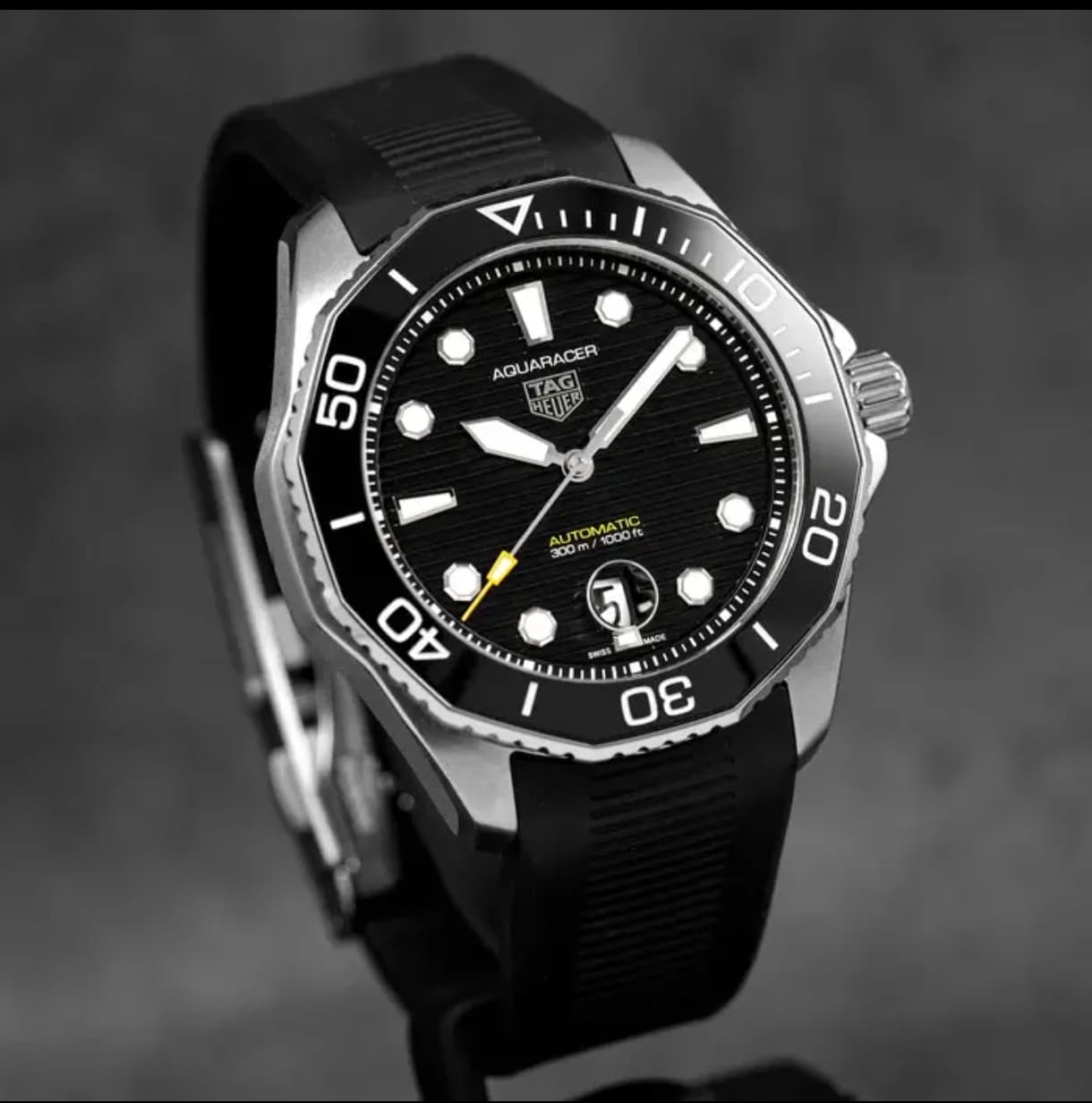 Gambar dari TAG Heuer Aquaracer WBP201A.FT6197 Automatic Black Dial Rubber Strap